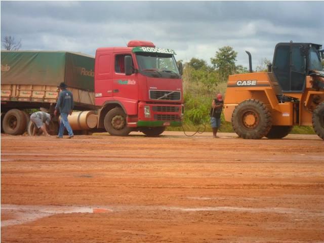 Moradora mostra caminhão atolado e denuncia abandono em distrito de Vilhena