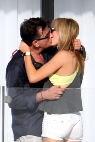 Charlie Sheen troca beijos com atriz pornô