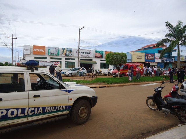 Acidente entre motoqueiro e idoso em avenida de Cerejeiras deixa três feridos