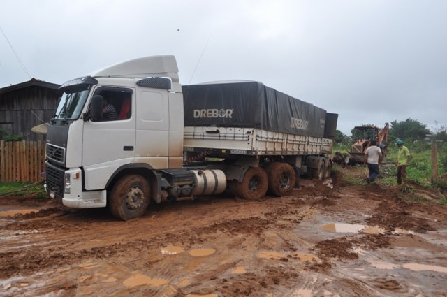 Carreta fica “pregada” em bairro de Vilhena e expõe situação de ruas sem asfalto