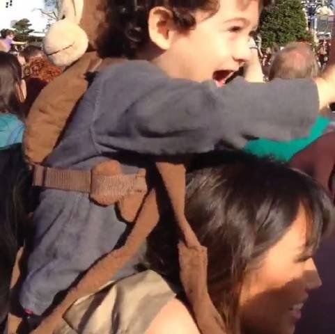 Daniele Suzuki se diverte com o filho em viagem à Disney