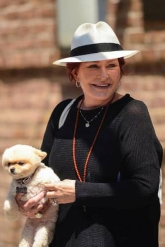 Sharon Osbourne admite na TV que já fez cirurgia íntima: