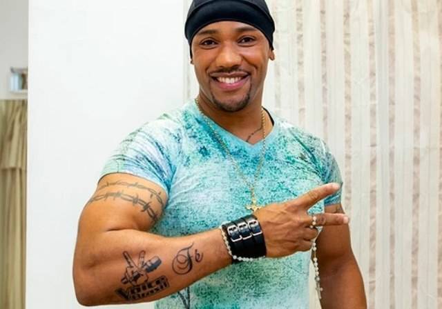Ângel, do The Voice Brasil, tatua símbolo do programa