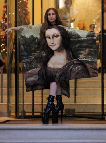 Obra de arte? Lady Gaga usa poncho de Monalisa em Londres