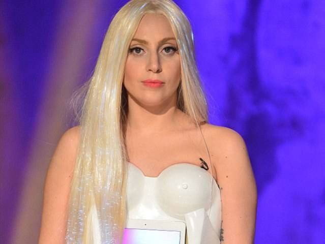 Eu acordo e penso o que David Bowie faria, confessa Lady Gaga sobre o ídolo