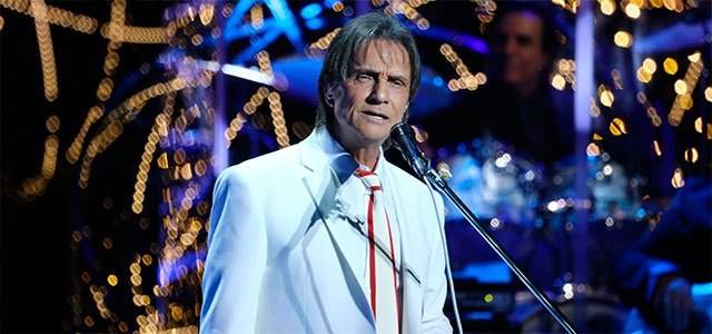 Roberto Carlos brinca com a idade: