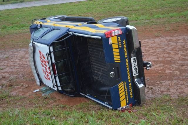 Sob chuva, viatura da Polícia Rodoviária Federal tomba com dois agentes dentro