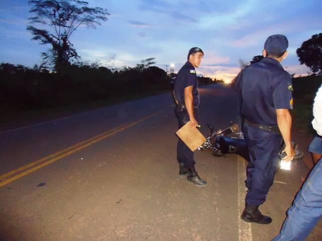 Motoqueiro cai ao atropelar uma