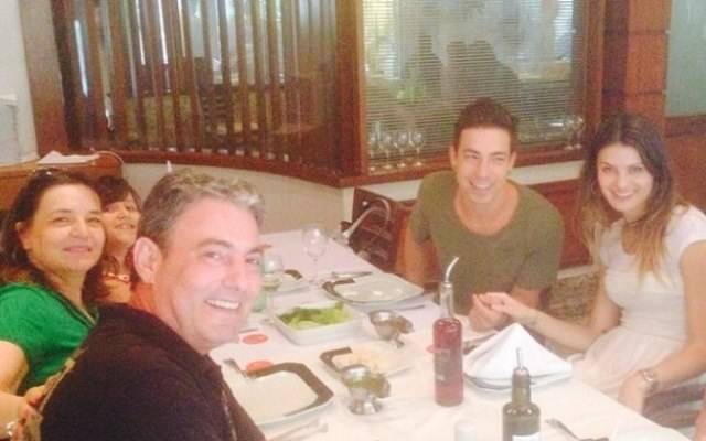 Isabelli Fontana e Di Ferrero posam de mãos dadas em almoço de família
