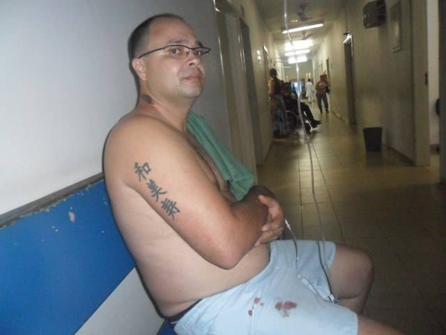 Vendedor tenta retirar passarinho morto do forro de casa e vai para hospital