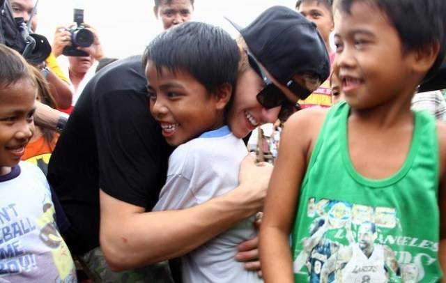 Justin Bieber visita vítimas nas Filipinas: "Viagem mais tocante da vida"