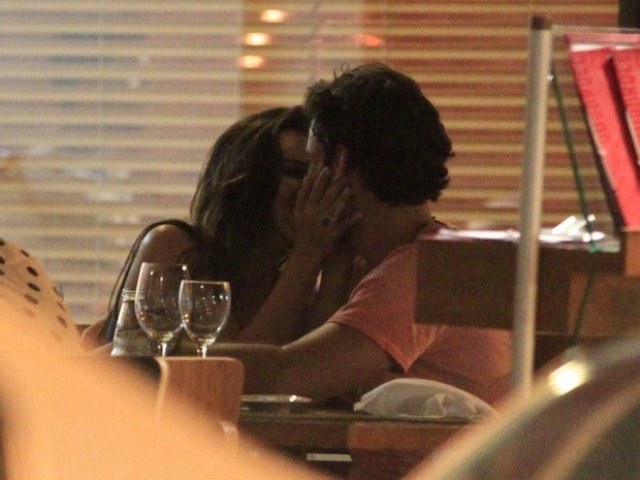A fila andou! Mariana Rios troca beijos com rapaz durante jantar