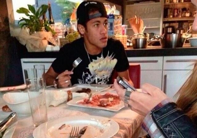 Bruna Marquezine e Neymar estariam em crise após o craque levar meninas para Bar