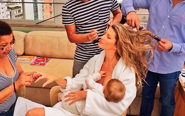 Foto de Gisele Bündchen amamentando enquanto se maquia gera polêmica