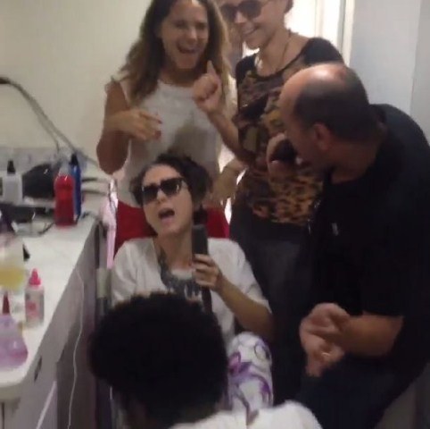 Tatá Werneck se diverte cantando em bastidores de gravação.