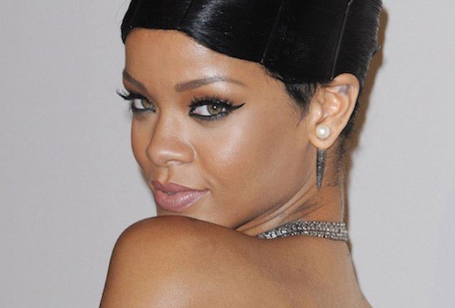 Rihanna conquista topo da "Billboard" e cantora se iguala à Michael Jackson