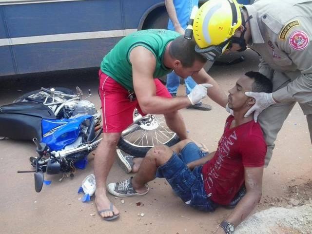 Jovem fica ferido após colisão de moto com ônibus do Friboi em Vilhena