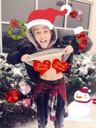Miley Cyrus faz topless para desejar “Feliz Natal”