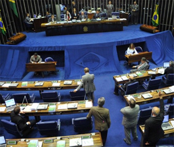 OUTRA VEZ: PEC QUE EXIGE DIPLOMA PARA JORNALISTA PASSA EM COMISSÃO
