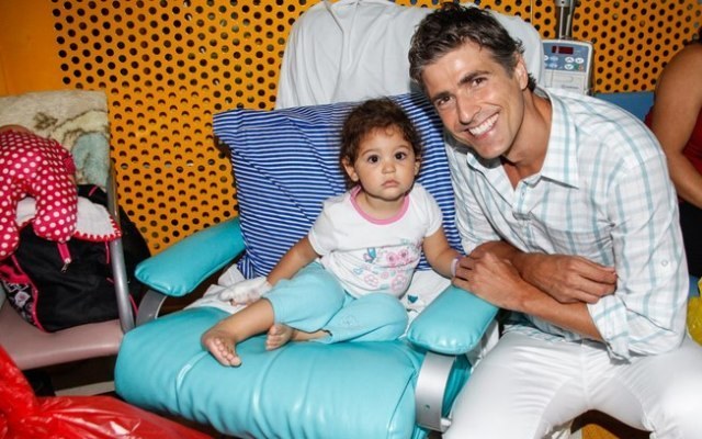 Reynaldo Gianecchini visita crianças com câncer em São Paulo