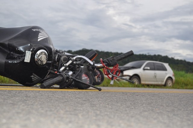 Milagre: moto bate de frente em carro na BR 435 e seis sobrevivem