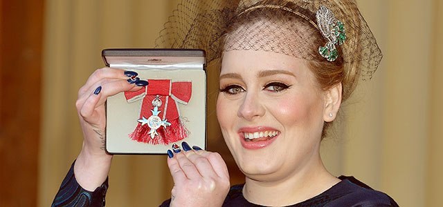 Príncipe Charles concede a Adele título da ordem britânica