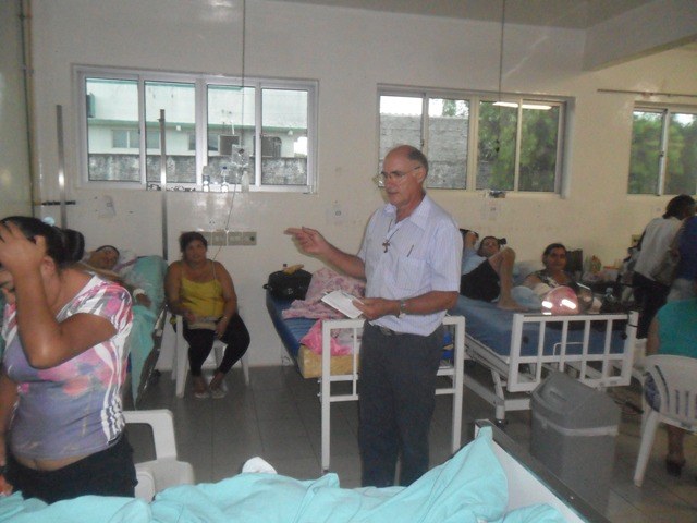 Às vésperas do Natal, padre leva conforto e solidariedade a hospital em Vilhena