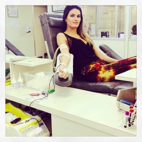 Isabelli Fontana posta foto doando sangue e faz campanha