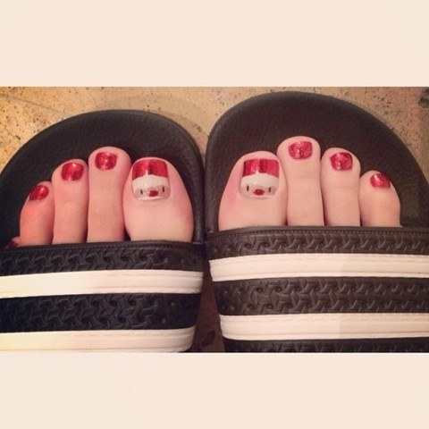 Katy Perry e Rihanna mostram unhas decoradas para o Natal