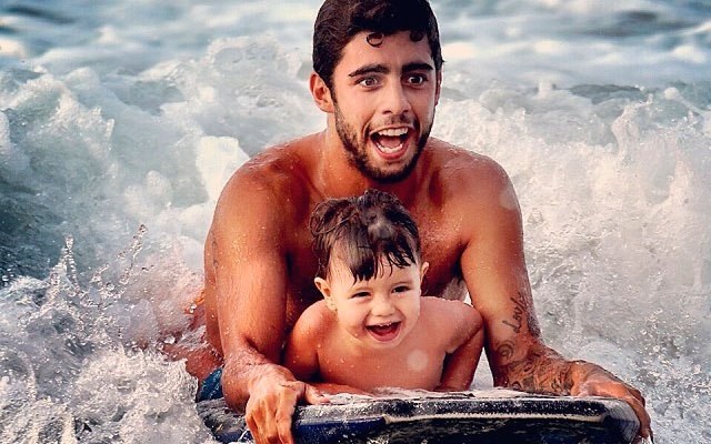 Com um 1 ano e 9 meses, filho de Luana Piovani pega onda pela 1.ª vez (1)