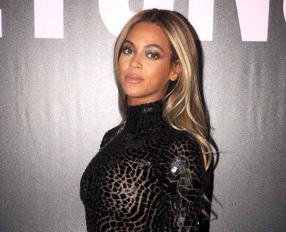 Beyoncé fecha cinema em Nova York para exibir 17 clipes de seu novo álbum