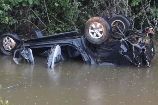 Em cidade da região: prefeito e filho sobrevivem após capotamento a 120 km/h