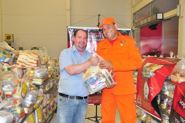 Solidariedade: Pato Branco arrecada 13 toneladas alimentos; Bombeiros distribuem