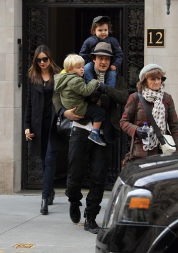 Miranda Kerr e Orlando Bloom passam Natal juntos com o filho