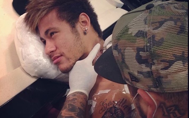 Neymar faz mais duas tatuagens e homenageia a irmã