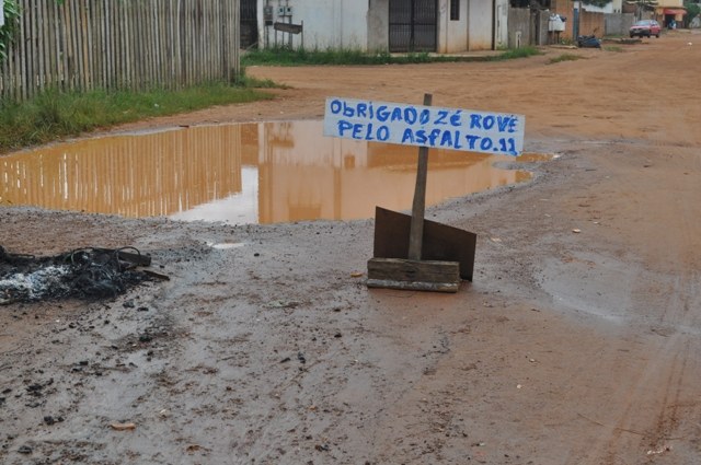 Vilhena: com placas e queima de pneus, moradores protestam contra prefeito