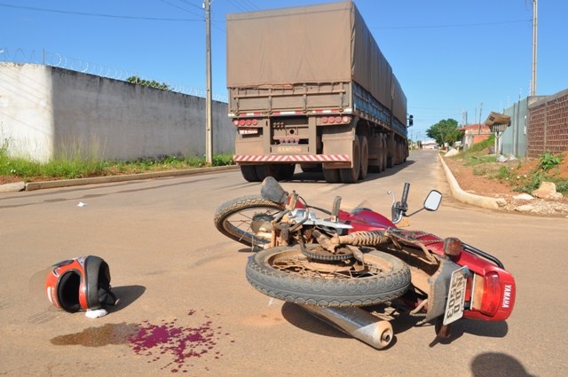 Moto se choca contra carreta e menino de 8 anos tem dedo decepado em Vilhena
