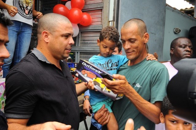 Ronaldo Fenômeno e a namorada distribuem donativos em Búzios
