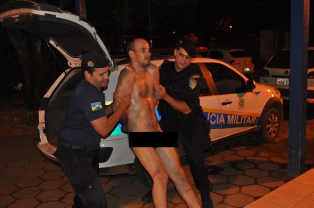 Fotos exclusivas: homem drogado chega pelado à delegacia de polícia em Vilhena