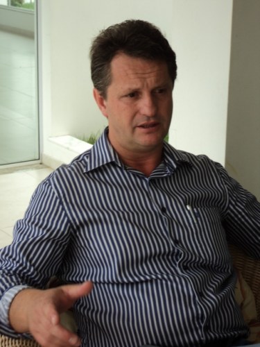 Após acidente, imprensa local diz que prefeito “dá bom exemplo”. Será mesmo?