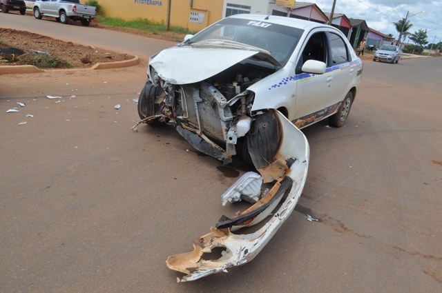 Falta de sinalização deixa dois carros parcialmente destruídos em Vilhena