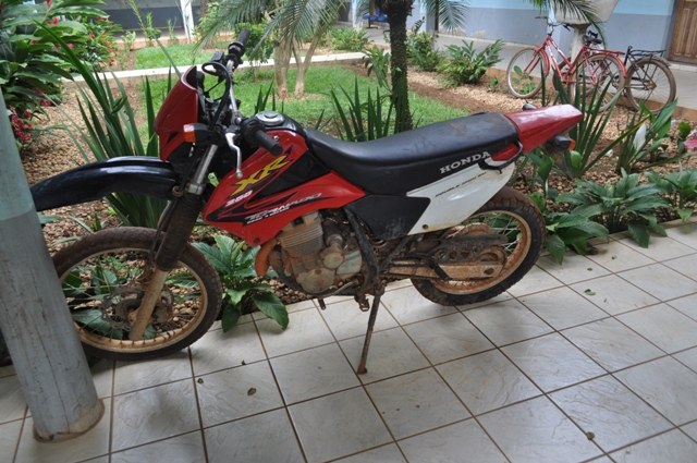 Denúncia anônima leva polícia a encontrar moto roubada em casa do Cristo Rei