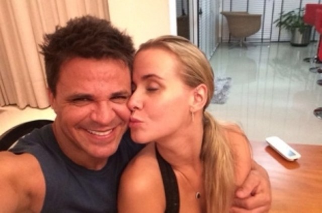 Apresentadora acusa cantor Eduardo Costa de chantagem com fotos