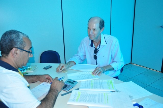 Professores ameaçam processar prefeitura; secretário explica atraso de salários