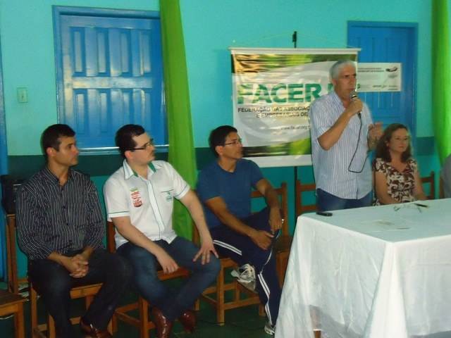 Em cerimônia, prefeito de Cerejeiras entrega cartões-alimentação aos servidores