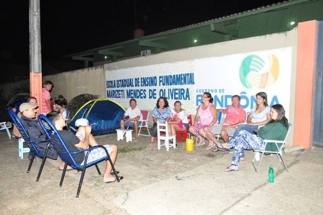 Pais acampam em porta de escola para garantir vagas dos filhos em Vilhena