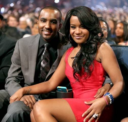 Filha de Whitney Houston se casa com irmão adotivo:
