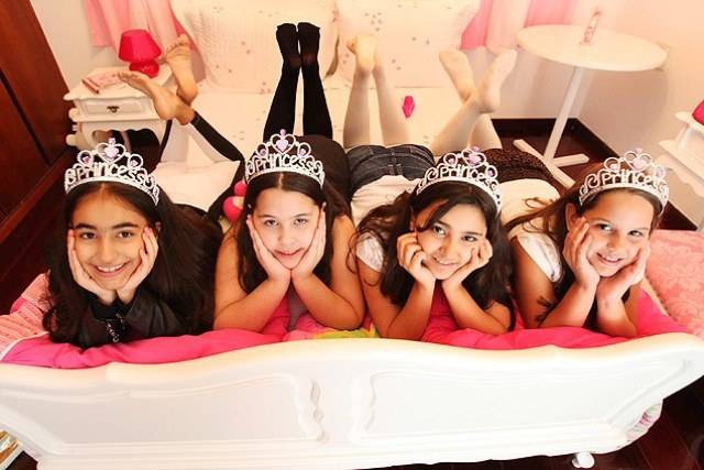 Ex-empresária de Xuxa se associa a escola que ensina modos de princesa a meninas