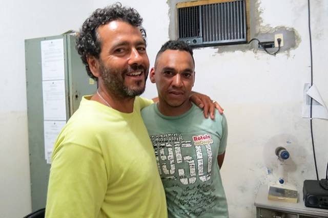 Ator é roubado em cidade da Bahia e tira foto com o ladrão