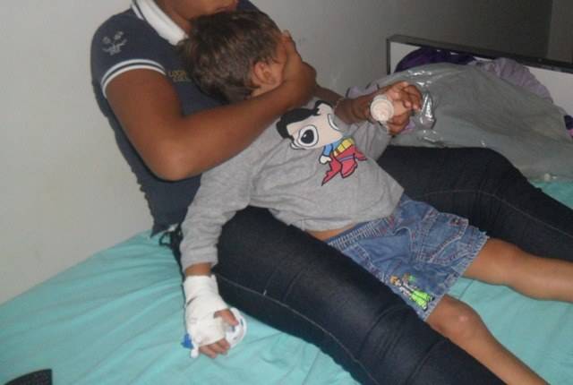 Com menos de 3 anos, criança quase amputa o próprio dedo com faca